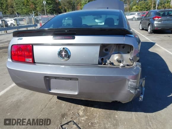 ✅ 2007 Ford Mustang Deluxe • VIN: 1ZVFT80N075279472 • Lot: 43406077. Listed on IAAI with 121,202 mi. Free auction sales archive from the USA and detailed vehicle history report at DreamBid. Image 6.