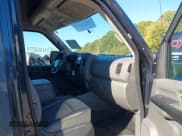 ✅ 2019 Nissan NV Cargo S • VIN: 1N6BF0LY5KN802619 • Lot: 43348259. Wystawiony na IAAI z przebiegiem 239 628 mil. Bezpłatny archiwum sprzedaży aukcyjnych z USA i szczegółowy raport historii pojazdu na DreamBid. Zdjęcie 4.