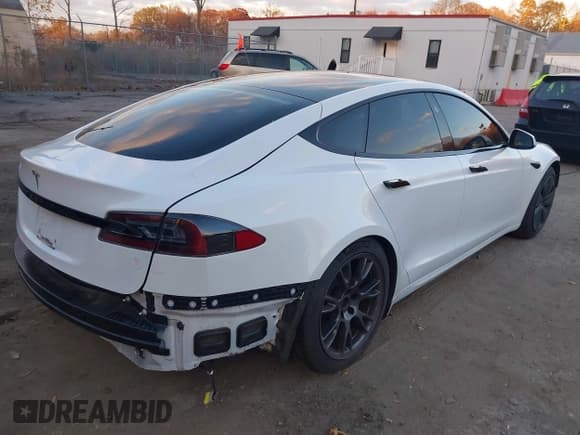 ✅ 2022 Tesla Model S • VIN: 5YJSA1E51NF471311 • Lot: 43680446. Wystawiony na IAAI z przebiegiem 58 632 mil. Bezpłatny archiwum sprzedaży aukcyjnych z USA i szczegółowy raport historii pojazdu na DreamBid. Zdjęcie 4.