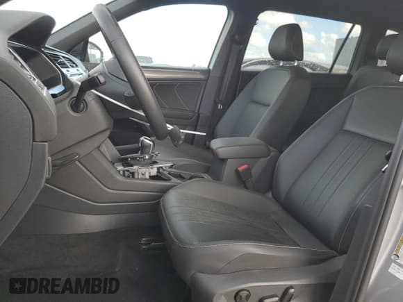 ✅ 2023 Volkswagen Tiguan SE R-Line Black • VIN: 3VVCB7AX4PM054406 • Лот: 89832915. Опубликован ранее на Copart с пробегом Не указан. Бесплатный доступ к архиву аукционных продаж из США и подробный отчёт об истории автомобиля на DreamBid. Изображение 7.