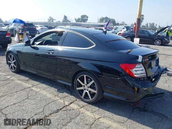 ✅ 2015 Mercedes-Benz C 250 • VIN: WDDGJ4HB7FG390528 • Lot: 42608653. Wystawiony na IAAI z przebiegiem 126 314 mil. Bezpłatny archiwum sprzedaży aukcyjnych z USA i szczegółowy raport historii pojazdu na DreamBid. Zdjęcie 3.