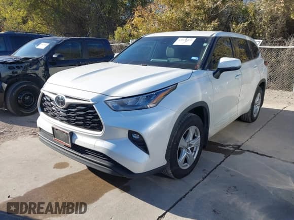 ✅ 2020 Toyota Highlander LE • VIN: 5TDBZRBH5LS519715 • Lot: 43927543. Listed on IAAI with 127,915 mi. Free auction sales archive from the USA and detailed vehicle history report at DreamBid. Image 17.