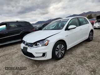 ✅ 2016 Volkswagen Golf SE • VIN: WVWKP7AUXGW915153 • Lot: 86284555. Wystawiony na Copart z przebiegiem 56 387 mil. Bezpłatny archiwum sprzedaży aukcyjnych z USA i szczegółowy raport historii pojazdu na DreamBid. Zdjęcie 1.