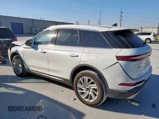 ✅ 2022 Lincoln Corsair Standard • VIN: 5LMCJ1C93NUL28676 • Lot: 85833355. Wystawiony na Copart z przebiegiem 28 121 mil. Bezpłatny archiwum sprzedaży aukcyjnych z USA i szczegółowy raport historii pojazdu na DreamBid. Zdjęcie 2.