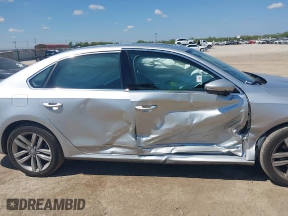 ✅ 2017 Volkswagen Passat SE • VIN: 1VWGT7A38HC045816 • Lot: 42964881. Wystawiony na IAAI z przebiegiem 72 465 mil. Bezpłatny archiwum sprzedaży aukcyjnych z USA i szczegółowy raport historii pojazdu na DreamBid. Zdjęcie 13.