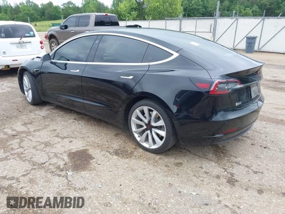 ✅ 2018 Tesla Model 3 Long Range Battery • VIN: 5YJ3E1EB3JF186733 • Lot: 42093891. Wystawiony na IAAI z przebiegiem 102 435 mil. Bezpłatny archiwum sprzedaży aukcyjnych z USA i szczegółowy raport historii pojazdu na DreamBid. Zdjęcie 3.