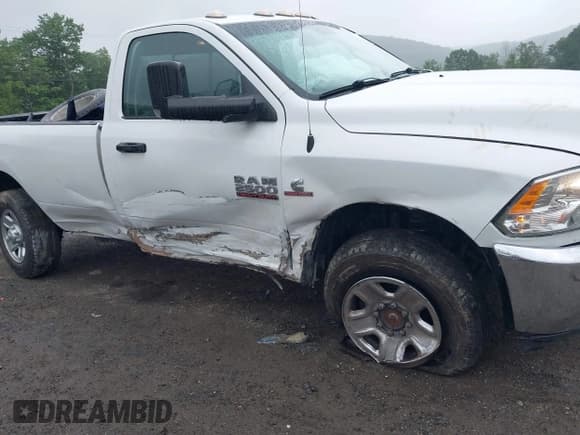 ✅ 2018 Ram 2500 Tradesman • VIN: 3C6MR5AL8JG378889 • Лот: 42515651. Опубликован ранее на IAAI с пробегом 187 834 миль. Бесплатный доступ к архиву аукционных продаж из США и подробный отчёт об истории автомобиля на DreamBid. Изображение 6.