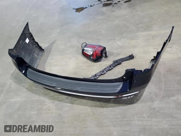 ✅ 2023 Chevrolet Suburban Premier • VIN: 1GNSCFKD0PR147144 • Lot: 75120854. Wystawiony na Copart z przebiegiem 59 430 mil. Bezpłatny archiwum sprzedaży aukcyjnych z USA i szczegółowy raport historii pojazdu na DreamBid. Zdjęcie 13.