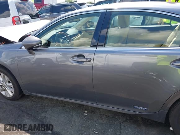 ✅ 2013 Lexus ES 300h • VIN: JTHBW1GG6D2029091 • Лот: 42591195. Опубликован ранее на IAAI с пробегом 83 739 миль. Бесплатный доступ к архиву аукционных продаж из США и подробный отчёт об истории автомобиля на DreamBid. Изображение 14.