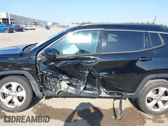 ✅ 2018 Jeep Compass Latitude • VIN: 3C4NJCBB7JT304661 • Lot: 43001716. Wystawiony na IAAI z przebiegiem 88 693 mil. Bezpłatny archiwum sprzedaży aukcyjnych z USA i szczegółowy raport historii pojazdu na DreamBid. Zdjęcie 14.