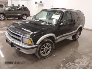 ✅ 1996 Chevrolet Blazer • VIN: 1GNDT13W2T2140730 • Lot: 41552544. Wystawiony na IAAI z przebiegiem 241 695 mil. Bezpłatny archiwum sprzedaży aukcyjnych z USA i szczegółowy raport historii pojazdu na DreamBid. Zdjęcie 2.
