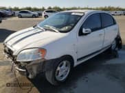 ✅ 2007 Chevrolet Aveo LS • VIN: KL1TD56697B138099 • Lot: 79316494. Wystawiony na Copart z przebiegiem 141 850 mil. Bezpłatny archiwum sprzedaży aukcyjnych z USA i szczegółowy raport historii pojazdu na DreamBid. Zdjęcie 1.