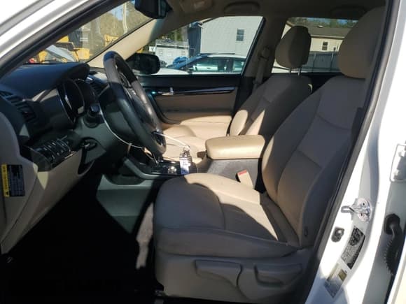 ✅ 2012 Kia Sorento LX • VIN: 5XYKTDA23CG208511 • Lot: 85858285. Wystawiony na Copart z przebiegiem 111 495 mil. Bezpłatny archiwum sprzedaży aukcyjnych z USA i szczegółowy raport historii pojazdu na DreamBid. Zdjęcie 7.