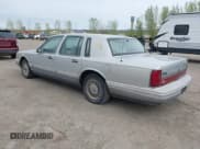 ✅ 1992 Lincoln Town Car Cartier • VIN: 1LNLM83W3NY670940 • Лот: 42249181. Опубликован ранее на IAAI с пробегом 204 768 миль. Бесплатный доступ к архиву аукционных продаж из США и подробный отчёт об истории автомобиля на DreamBid. Изображение 3.
