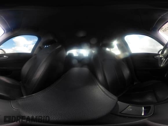 ✅ 2018 Alfa Romeo Giulia • VIN: ZARFAEBNXJ7566291 • Лот: 43626165. Опубликован ранее на IAAI с пробегом 109 746 миль. Бесплатный доступ к архиву аукционных продаж из США и подробный отчёт об истории автомобиля на DreamBid. Изображение 19.