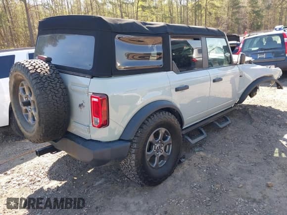 ✅ 2021 Ford Bronco • VIN: 1FMDE5BHXMLA84119 • Lot: 41891627. Wystawiony na IAAI z przebiegiem 28 318 mil. Bezpłatny archiwum sprzedaży aukcyjnych z USA i szczegółowy raport historii pojazdu na DreamBid. Zdjęcie 4.