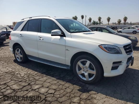 ✅ 2013 Mercedes-Benz M 550 • VIN: 4JGDA7DB8DA198390 • Lot: 62422525. Wystawiony na Copart z przebiegiem 121 954 mil. Bezpłatny archiwum sprzedaży aukcyjnych z USA i szczegółowy raport historii pojazdu na DreamBid. Zdjęcie 4.