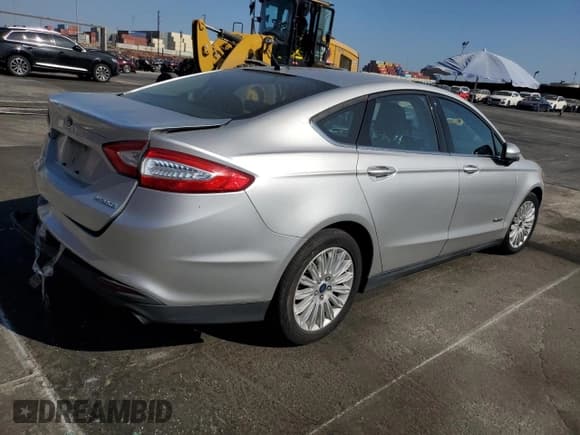 ✅ 2016 Ford Fusion S Hybrid • VIN: 3FA6P0UU5GR315637 • Лот: 80817255. Опубликован ранее на Copart с пробегом 91 031 миль. Бесплатный доступ к архиву аукционных продаж из США и подробный отчёт об истории автомобиля на DreamBid. Изображение 3.