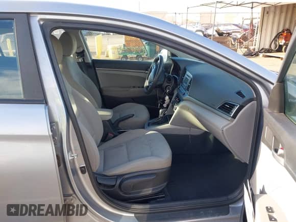 2017 Hyundai Elantra SE z VIN 5NPD74LF4HH152592, wystawiony jako IAAI lot #43331184 z przebiegiem 83 802 mil mil oraz . Historia ofert i sprzedaży dostępna na DreamBid. Obrazek 5.