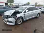 2015 Hyundai Sonata SE z VIN 5NPE24AF9FH222543, wystawiony jako IAAI lot #43351081 z przebiegiem 54 367 mil mil oraz . Historia ofert i sprzedaży dostępna na DreamBid. Obrazek 2.