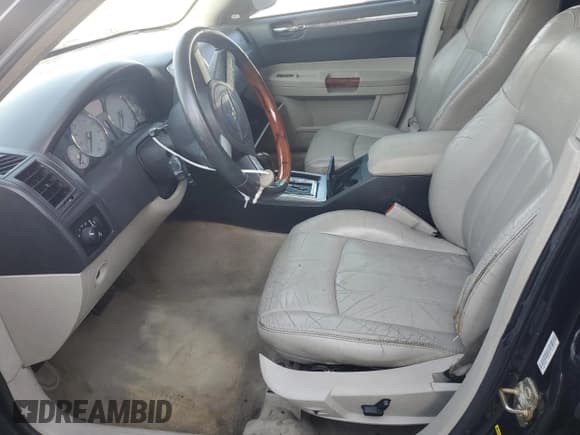 ✅ 2006 Chrysler 300 C • VIN: 2C3LA63H66H163601 • Lot: 70680745. Wystawiony na Copart z przebiegiem 67 998 mil. Bezpłatny archiwum sprzedaży aukcyjnych z USA i szczegółowy raport historii pojazdu na DreamBid. Zdjęcie 7.