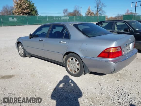 ✅ 2001 Acura RL • VIN: JH4KA96591C002504 • Lot: 43713064. Wystawiony na IAAI z przebiegiem 211 623 mil. Bezpłatny archiwum sprzedaży aukcyjnych z USA i szczegółowy raport historii pojazdu na DreamBid. Zdjęcie 3.