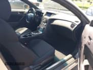 ✅ 2013 Hyundai Genesis Coupe 2.0T • VIN: KMHHT6KD8DU082972 • Lot: 42576823. Wystawiony na IAAI z przebiegiem 89 091 mil. Bezpłatny archiwum sprzedaży aukcyjnych z USA i szczegółowy raport historii pojazdu na DreamBid. Zdjęcie 5.