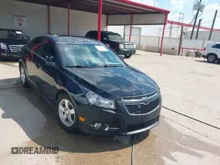 2014 Chevrolet Cruze 1LT z VIN 1G1PC5SB2E7173298, wystawiony jako IAAI lot #43295214 z przebiegiem 136 589 mil mil oraz . Historia ofert i sprzedaży dostępna na DreamBid. Obrazek 1.