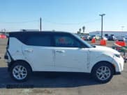 ✅ 2025 Kia Soul LX • VIN: KNDJ23AU8S7267236 • Lot: 43420557. Wystawiony na IAAI z przebiegiem 2 791 mil. Bezpłatny archiwum sprzedaży aukcyjnych z USA i szczegółowy raport historii pojazdu na DreamBid. Zdjęcie 13.