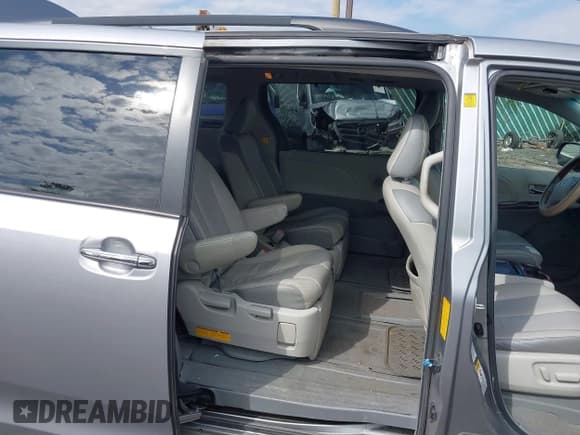 ✅ 2011 Toyota Sienna XLE • VIN: 5TDDK3DC1BS004057 • Lot: 43216560. Wystawiony na IAAI z przebiegiem 271 399 mil. Bezpłatny archiwum sprzedaży aukcyjnych z USA i szczegółowy raport historii pojazdu na DreamBid. Zdjęcie 8.