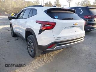 ✅ 2025 Chevrolet Trax LT • VIN: KL77LHEP0SC185174 • Лот: 43440723. Опубликован ранее на IAAI с пробегом 1 525 миль. Бесплатный доступ к архиву аукционных продаж из США и подробный отчёт об истории автомобиля на DreamBid. Изображение 3.