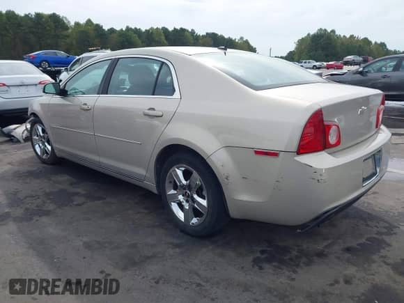 2010 Chevrolet Malibu 1LT z VIN 1G1ZC5EB0AF323011, wystawiony jako IAAI lot #43424255 z przebiegiem 116 375 mil mil oraz . Historia ofert i sprzedaży dostępna na DreamBid. Obrazek 3.