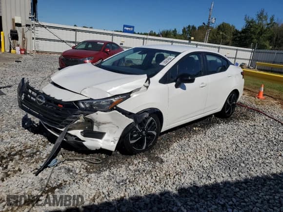 ✅ 2025 Nissan Versa SR • VIN: 3N1CN8FV3SL832912 • Лот: 89702915. Опубликован ранее на Copart с пробегом 13 771 миль. Бесплатный доступ к архиву аукционных продаж из США и подробный отчёт об истории автомобиля на DreamBid. Изображение 1.