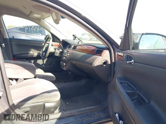 2008 Chevrolet Impala LS z VIN 2G1WB58N581371908, wystawiony jako IAAI lot #43372482 z przebiegiem 141 002 mil mil oraz . Historia ofert i sprzedaży dostępna na DreamBid. Obrazek 5.