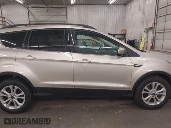✅ 2017 Ford Escape SE • VIN: 1FMCU9GD9HUC55311 • Lot: 43468403. Listed on IAAI with 117,889 mi. Free auction sales archive from the USA and detailed vehicle history report at DreamBid. Image 14.