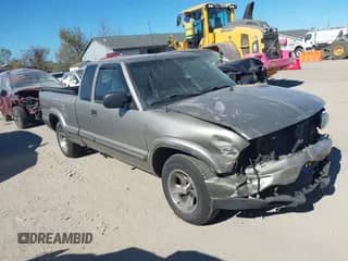 2002 Chevrolet S-10 LS z VIN 1GCCS19W828147210, wystawiony jako IAAI lot #43456895 z przebiegiem 138 410 mil mil oraz . Historia ofert i sprzedaży dostępna na DreamBid. Obrazek 1.