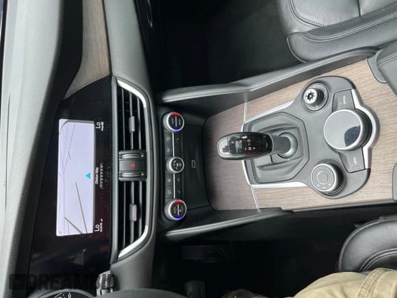 ✅ 2017 Alfa Romeo Giulia Ti • VIN: ZARFAEEN9H7544398 • Lot: 46863915. Wystawiony na Copart z przebiegiem 133 197 mil. Bezpłatny archiwum sprzedaży aukcyjnych z USA i szczegółowy raport historii pojazdu na DreamBid. Zdjęcie 9.