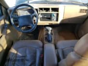 ✅ 1997 Chevrolet Blazer LS • VIN: 1GNDT13WXV2245874 • Lot: 41433485. Wystawiony na Copart z przebiegiem 166 564 mil. Bezpłatny archiwum sprzedaży aukcyjnych z USA i szczegółowy raport historii pojazdu na DreamBid. Zdjęcie 8.