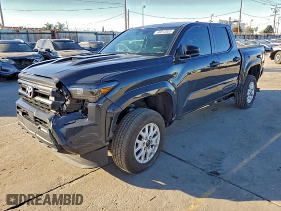 ✅ 2024 Toyota Tacoma SR • VIN: 3TYKD5HN7RT003129 • Lot: 96612955. Wystawiony na Copart z przebiegiem 15 244 mil. Bezpłatny archiwum sprzedaży aukcyjnych z USA i szczegółowy raport historii pojazdu na DreamBid. Zdjęcie 1.
