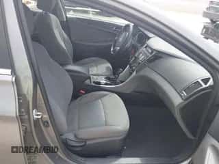 2013 Hyundai Sonata GLS z VIN 5NPEB4AC5DH611425, wystawiony jako IAAI lot #43475104 z przebiegiem 141 650 mil mil oraz . Historia ofert i sprzedaży dostępna na DreamBid. Obrazek 5.