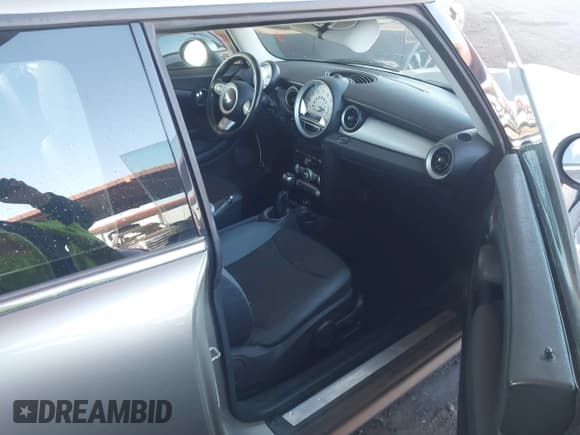✅ 2010 MINI Hardtop • VIN: WMWMF3C52ATZ26549 • Lot: 43870884. Wystawiony na IAAI z przebiegiem Nie podano. Bezpłatny archiwum sprzedaży aukcyjnych z USA i szczegółowy raport historii pojazdu na DreamBid. Zdjęcie 5.