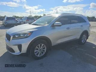 ✅ 2019 Kia Sorento LX • VIN: 5XYPG4A39KG590139 • Лот: 83793315. Опубликован ранее на Copart с пробегом 89 113 миль. Бесплатный доступ к архиву аукционных продаж из США и подробный отчёт об истории автомобиля на DreamBid. Изображение 1.