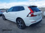 ✅ 2021 Volvo XC60 Momentum • VIN: YV4102DK6M1826828 • Lot: 40603154. Wystawiony na IAAI z przebiegiem 58 124 mil. Bezpłatny archiwum sprzedaży aukcyjnych z USA i szczegółowy raport historii pojazdu na DreamBid. Zdjęcie 3.