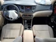 ✅ 2017 Hyundai Tucson SE • VIN: KM8J23A47HU393206 • Lot: 90031695. Wystawiony na Copart z przebiegiem 126 368 mil. Bezpłatny archiwum sprzedaży aukcyjnych z USA i szczegółowy raport historii pojazdu na DreamBid. Zdjęcie 8.