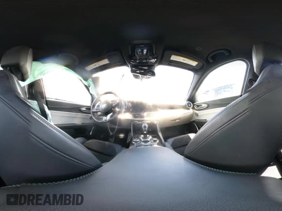 ✅ 2021 Alfa Romeo Giulia Quadrifoglio • VIN: ZARFAMEV1M7648209 • Lot: 42241740. Wystawiony na IAAI z przebiegiem 48 850 mil. Bezpłatny archiwum sprzedaży aukcyjnych z USA i szczegółowy raport historii pojazdu na DreamBid. Zdjęcie 18.