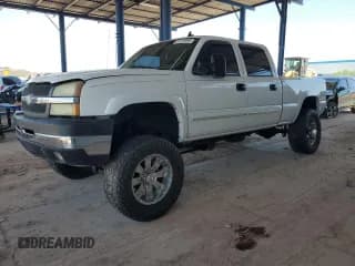 ✅ 2006 Chevrolet Silverado 2500HD LT2 • VIN: 1GCHK23U06F156181 • Lot: 61015095. Wystawiony na Copart z przebiegiem Nie podano. Bezpłatny archiwum sprzedaży aukcyjnych z USA i szczegółowy raport historii pojazdu na DreamBid. Zdjęcie 1.