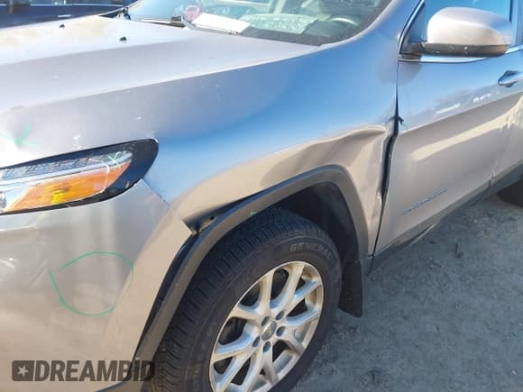 ✅ 2014 Jeep Cherokee Latitude • VIN: 1C4PJLCS3EW143135 • Lot: 43331122. Wystawiony na IAAI z przebiegiem 108 204 mil. Bezpłatny archiwum sprzedaży aukcyjnych z USA i szczegółowy raport historii pojazdu na DreamBid. Zdjęcie 6.