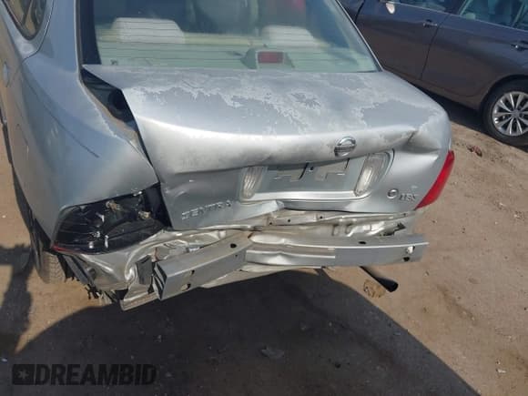 ✅ 2004 Nissan Sentra S • VIN: 3N1CB51DX4L884191 • Lot: 42883640. Wystawiony na IAAI z przebiegiem 161 450 mil. Bezpłatny archiwum sprzedaży aukcyjnych z USA i szczegółowy raport historii pojazdu na DreamBid. Zdjęcie 6.