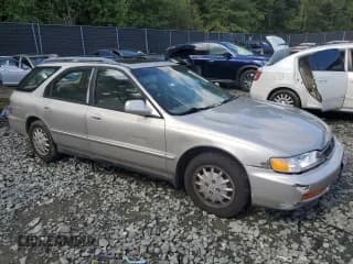 ✅ 1997 Honda Accord EX • VIN: 1HGCE189XVA001554 • Lot: 71355014. Listed on Copart with 217,696 mi. Free auction sales archive from the USA and detailed vehicle history report at DreamBid. Image 4.