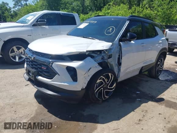 2025 Chevrolet TrailBlazer RS с VIN KL79MUSLXSB136585, выставлен на аукционе IAAI как лот 42285449 с пробегом 5 944 миль миль и . История ставок и продаж доступна на DreamBid. Изображение 2.